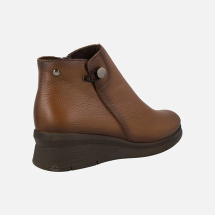 Botines de cuña en piel cuero de Kaola con adorno de botón metálico