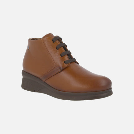 Botines clásicos de cordones con cuña de goma y forro de pelo