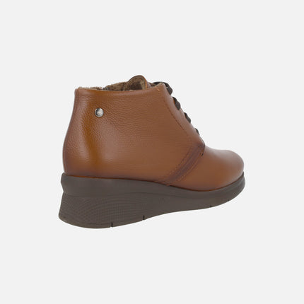 Botines clásicos de cordones con cuña de goma y forro de pelo