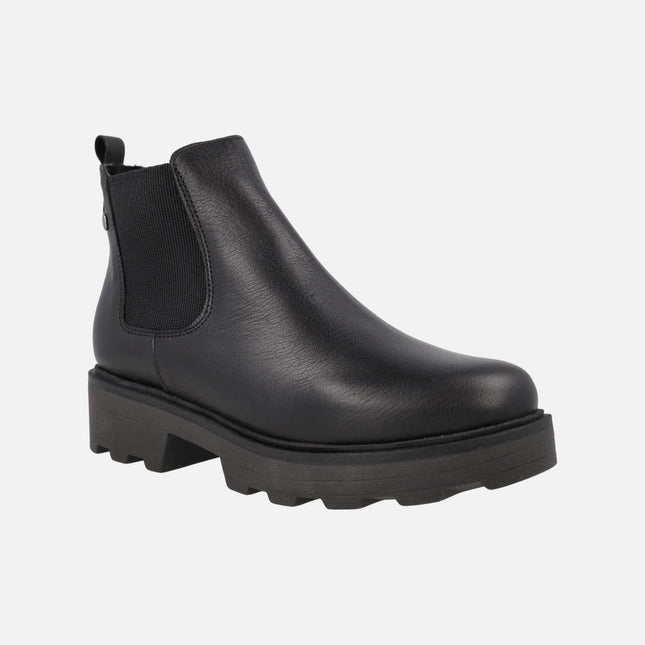 Botines Chelsea con piso track en piel negra