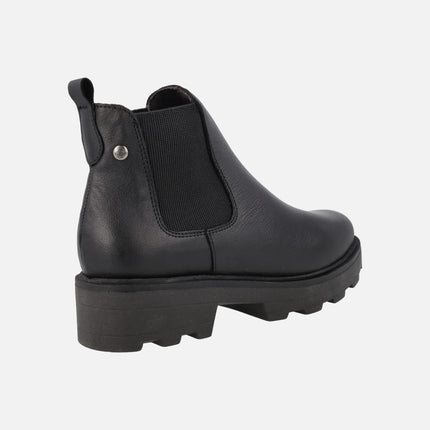 Botines Chelsea con piso track en piel negra