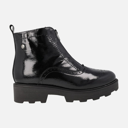 Botines con cremallera central y picados en charol negro