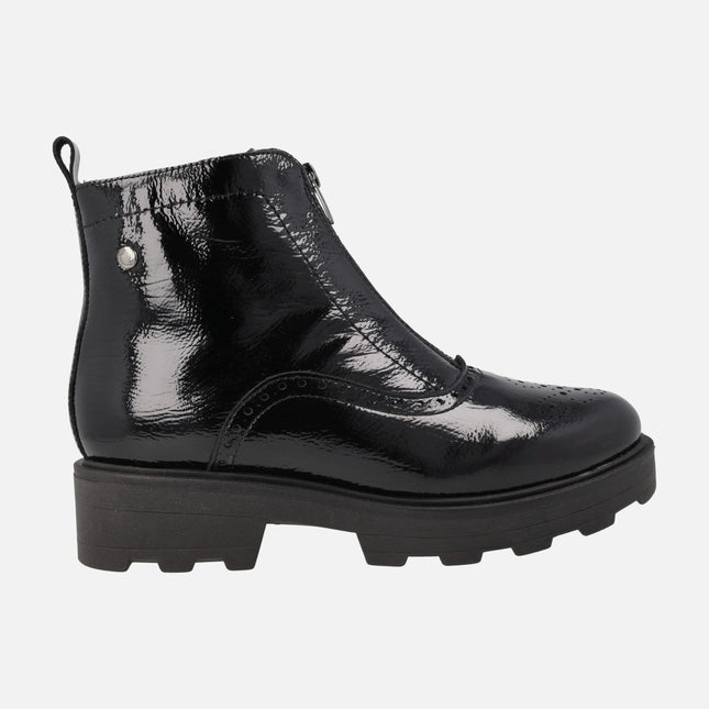 Botines con cremallera central y picados en charol negro