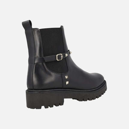 Botines negros de piel estilo chelsea con detalle de tachas doradas