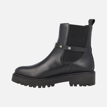 Botines negros de piel estilo chelsea con detalle de tachas doradas