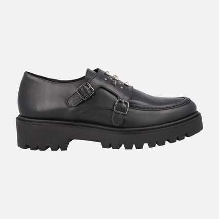 Zapatos negros de piel con hebillas y tachas