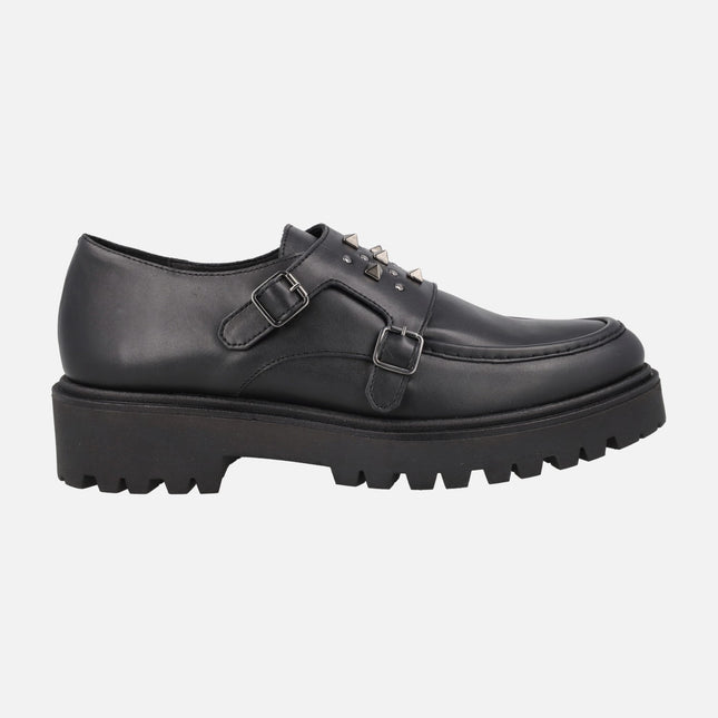 Zapatos negros de piel con hebillas y tachas