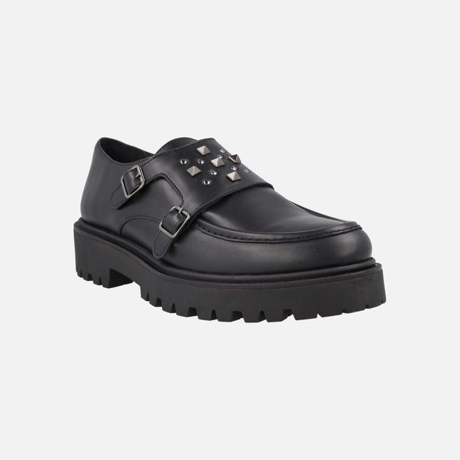 Zapatos negros de piel con hebillas y tachas