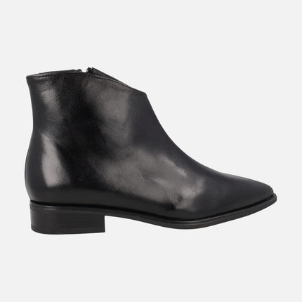 Botines de piel con puntera afilada y caña baja