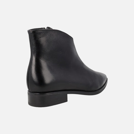 Botines de piel con puntera afilada y caña baja