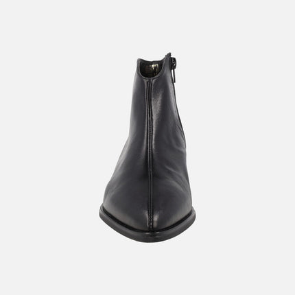 Botines de piel con puntera afilada y caña baja