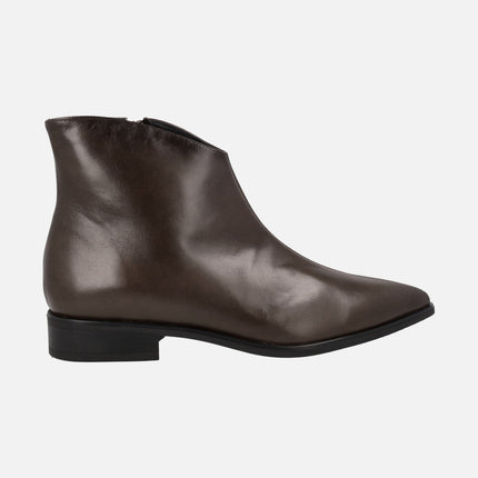 Botines de piel con puntera afilada y caña baja