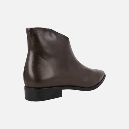 Botines de piel con puntera afilada y caña baja