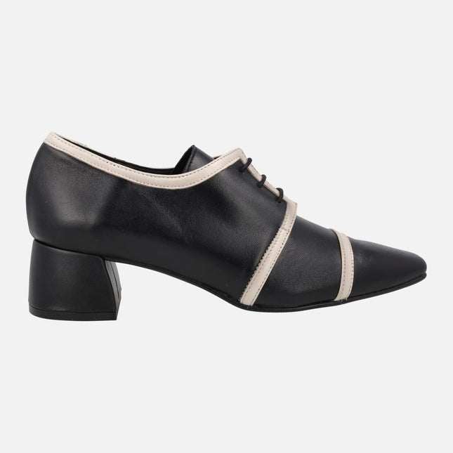 Zapatos de tacón en piel negra con franjas beige
