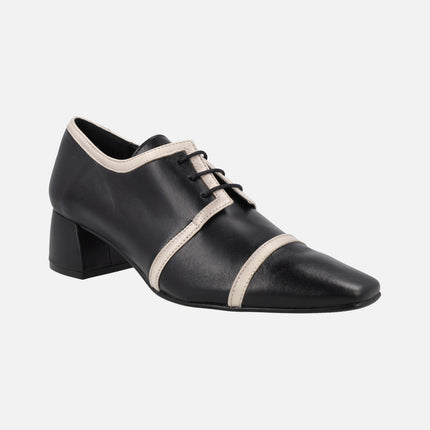Zapatos de tacón en piel negra con franjas beige