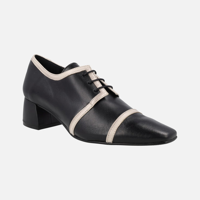 Zapatos de tacón en piel negra con franjas beige