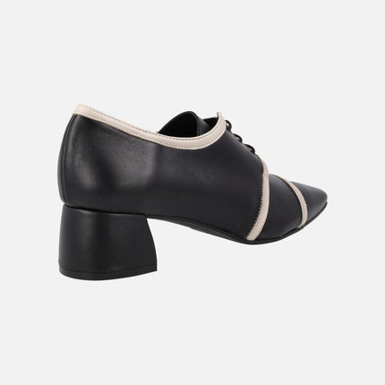 Zapatos de tacón en piel negra con franjas beige