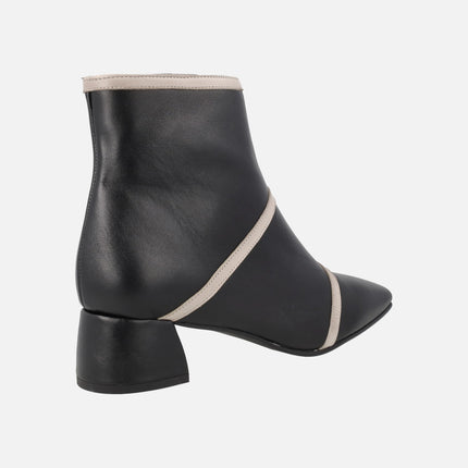 Botines de tacón negros de piel con tiras en beige