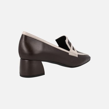 Mocasines de tacón con copete y franjas beige