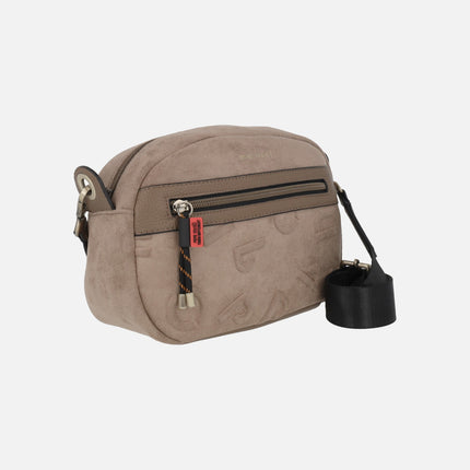 Bolsos bandolera en tejido taupe con letras en relieve