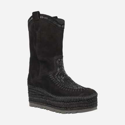 Botas de serraje con pedrería y cuña de esparto