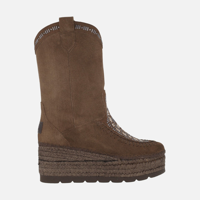 Botas de serraje con pedrería y cuña de esparto