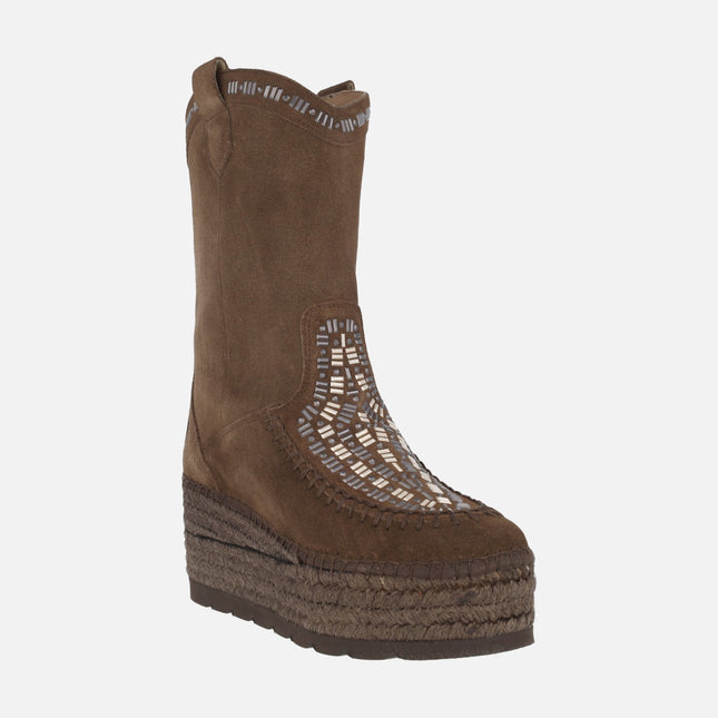 Botas de serraje con pedrería y cuña de esparto