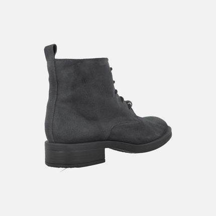 Botines de piel serraje en tacón bajo con cordones y charms