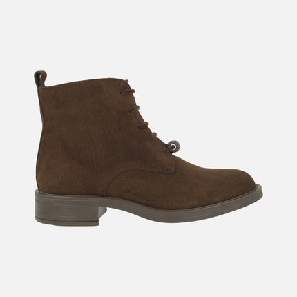 Botines de piel serraje en tacón bajo con cordones y charms