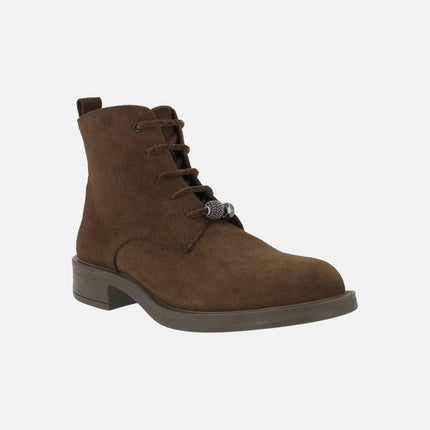 Botines de piel serraje en tacón bajo con cordones y charms