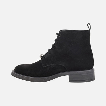 Botines de piel serraje en tacón bajo con cordones y charms