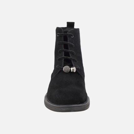 Botines de piel serraje en tacón bajo con cordones y charms