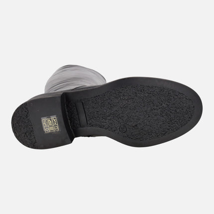 Botas de caña alta en piel negra con tacón bajo