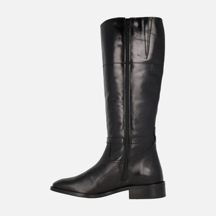 Botas planas con hebilla metálica en piel negra