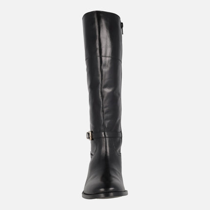 Botas planas con hebilla metálica en piel negra