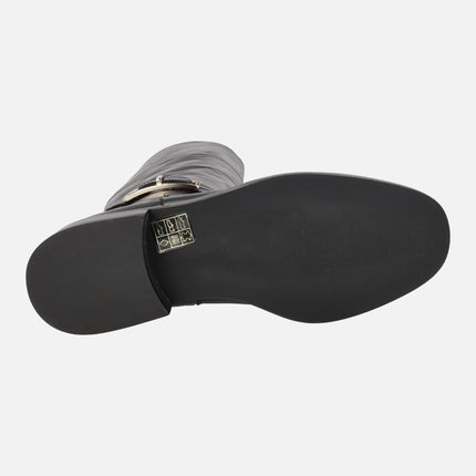 Botas planas con hebilla metálica en piel negra