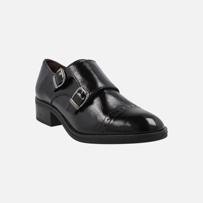 Zapatos con dos hebillas en charol negro