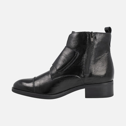 Botines negros de charol para mujer con dos hebillas