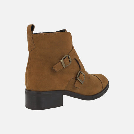 Botines clásicos con dos hebillas en serraje