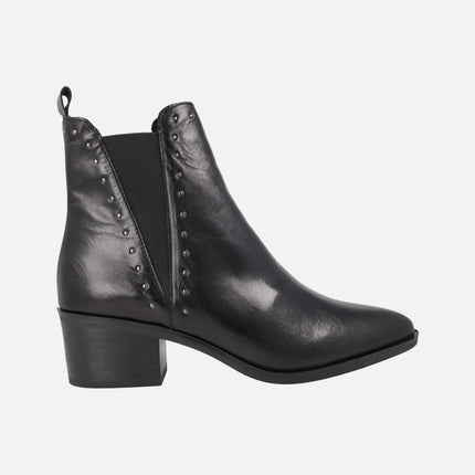 Botines chelsea de tacón medio con tachas