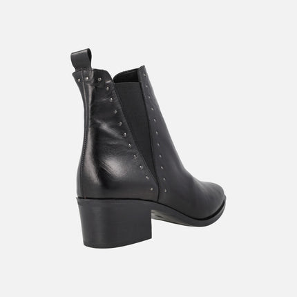 Botines chelsea de tacón medio con tachas