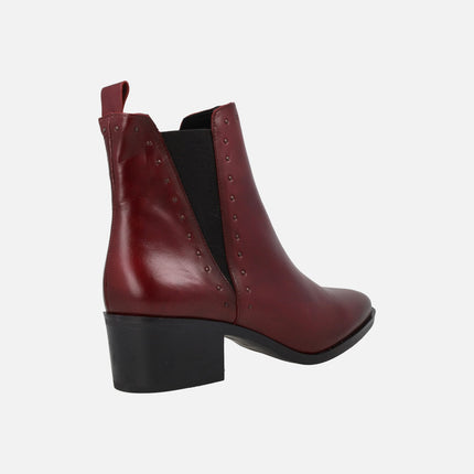 Botines chelsea de tacón medio con tachas