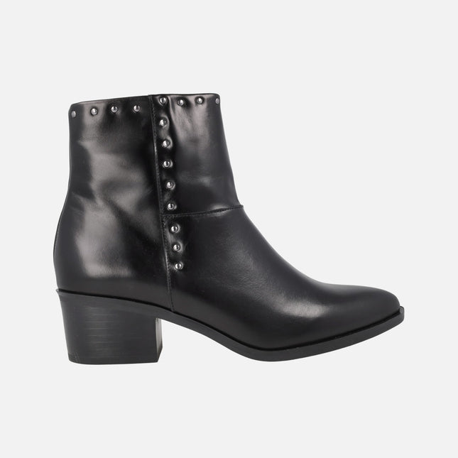 Botines lisos en tacón medio con tachas para mujer