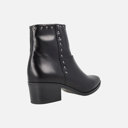 Botines lisos en tacón medio con tachas para mujer