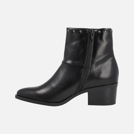 Botines lisos en tacón medio con tachas para mujer