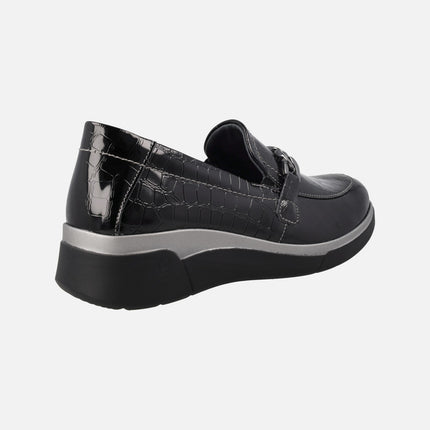 Mocasines negros en grabado coco con adorno de eslabones