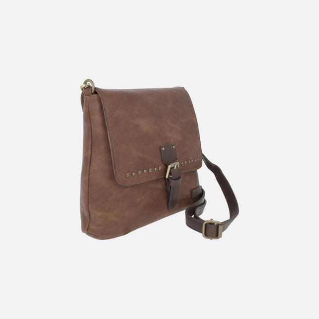 Bolsos bandolera con tapa y hebilla y detalle de tachas Verota