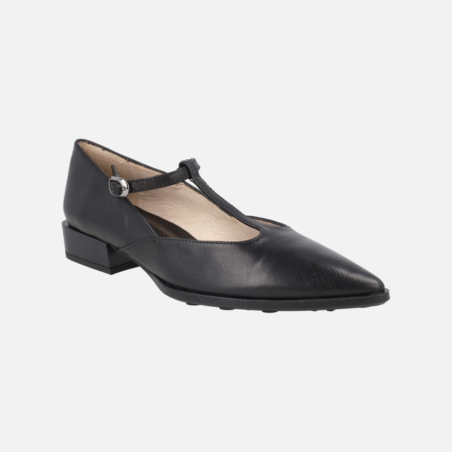 Zapatos negros de piel con tira al empeine y cierre de hebilla