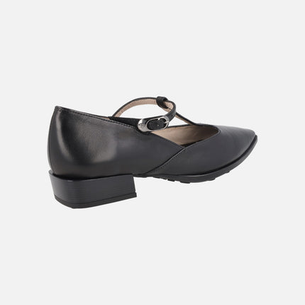 Zapatos negros de piel con tira al empeine y cierre de hebilla