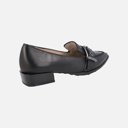 Mocasines negros de piel con adorno de hebilla